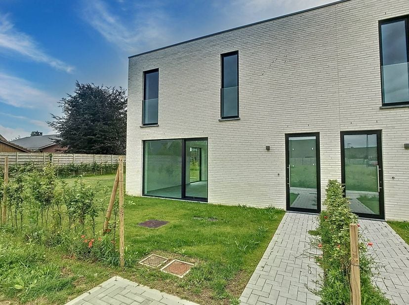 Cette maison neuve à louer avec 3 chambres est une maison Ben et dispose d'un grand jardin. Cette maison offre une combinaison parfaite de design mode