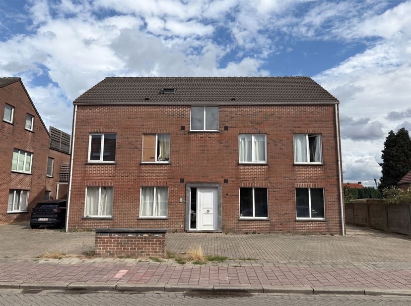 Appartement de 2 chambres avec garage <br />
<br />
Situation :<br />
L'appartement est situé à proximité du centre de Sint-Job-in-'t-Goor (Brecht). <