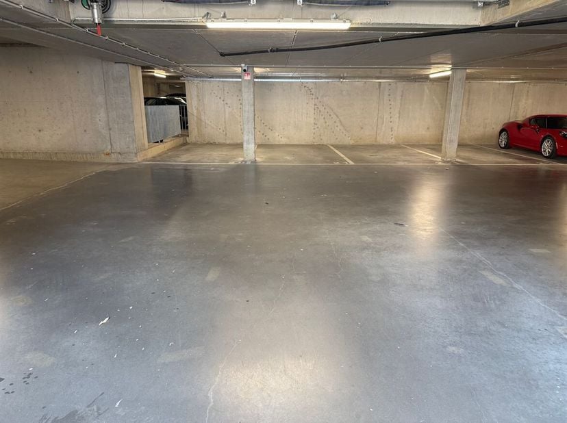 Ondergrondse staanplaats op centrale ligging in Rumst<br />
Op de Nieuwstraat 87 te Rumst bevindt zich deze praktische ondergrondse staanplaats. Dankz