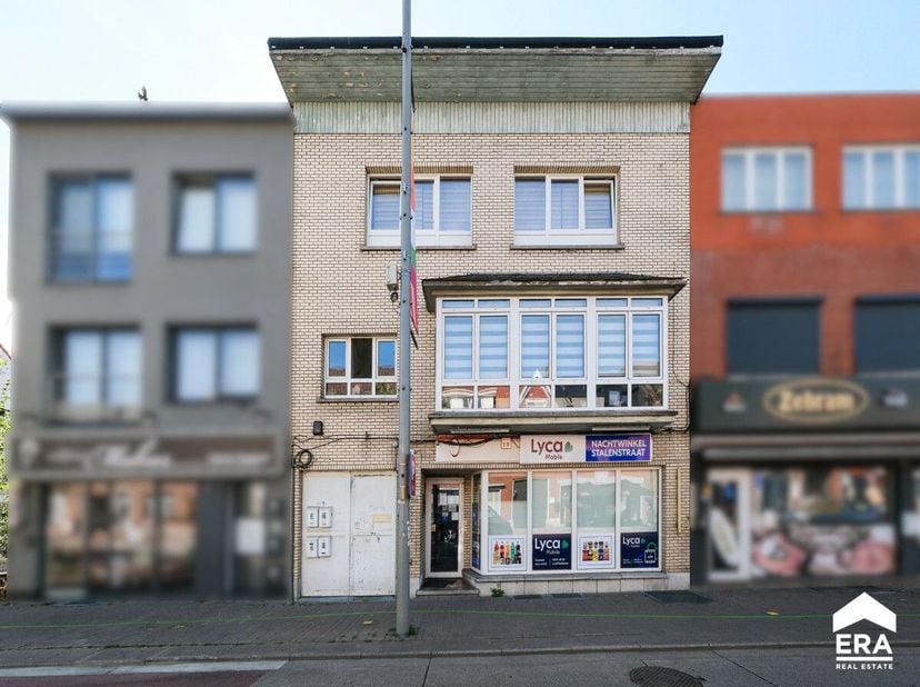 Deze opbrengsteigendom omvat een gelijkvloers handelspand en vier appartementen. Het geheel is verhuurd en levert een stabiel rendement met een maande