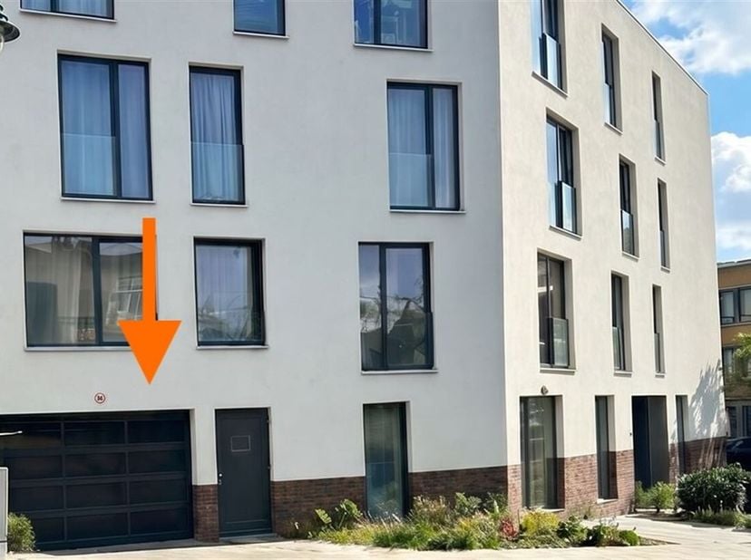 Forest: Emplacement de parking sécurisé à louer porte sectionnelle avec télécommande.<br />
Offres à partir de 100 euros/mois, loyer souhaité 115 euro