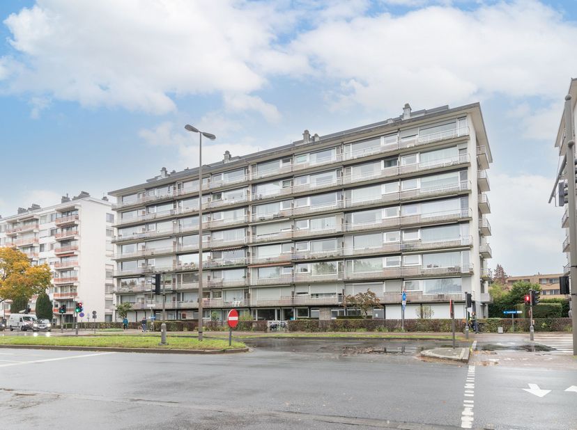 Lichtrijk appartement met 2 slaapkamers op de 7de verdieping. De ligging is ideaal: vlakbij invalswegen, scholen, winkels en het openbaar vervoer.Het