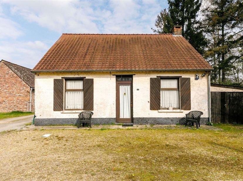 Woning op ruim perceel van 10.928m² met prachtig uitzicht <br />
Ligging: De woning is gelegen op 5 min van het centrum van Retie en op 10 min van het