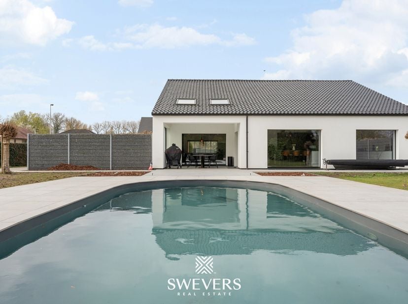 Voor meer info en fotos, surf naar www.swevers.be  Deze instapklare villa in Herk-de-Stad combineert ruimte, comfort en een verzorgde afwerking op een