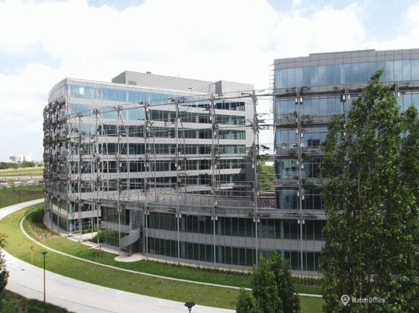 De site huisvest het MC-SQUARE co-working concept en biedt zowel flexibele werkplekken als private kantoorunits. <br />
<br />
 Het kantoorcomplex aan