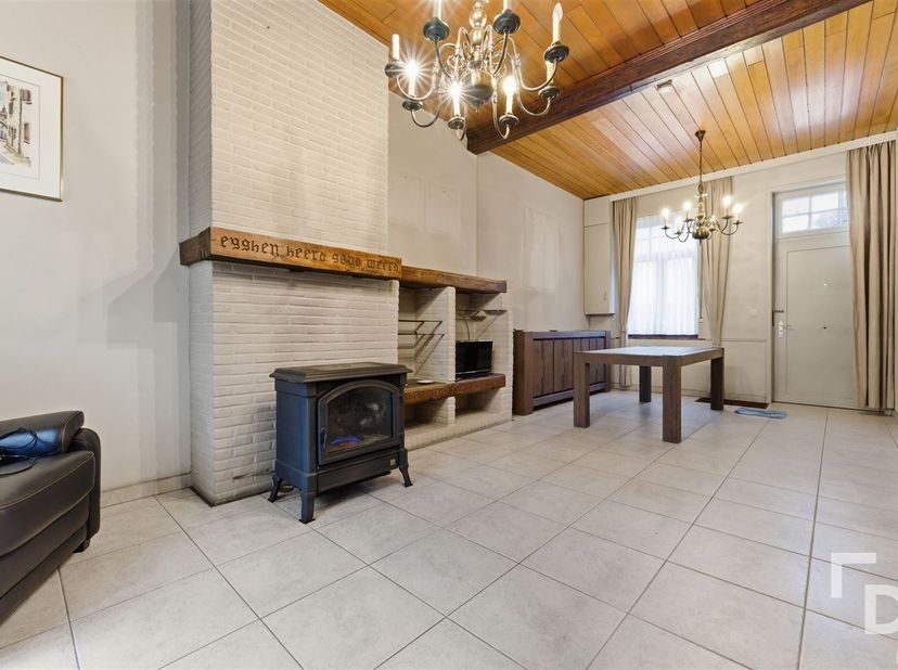 In de Moenaardestraat te Watou vinden deze ruime te renoveren woning met inpandige garage.<br />
De woning is slechts 150 meter gelegen van de markt