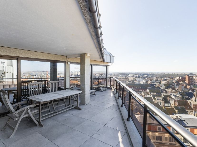 Blankenberge: Modern appartement met ruim zonneterras op de Zeedijk te koop! Op de 8e verdieping van de prestigieuze residentie Bristol Palace bevindt