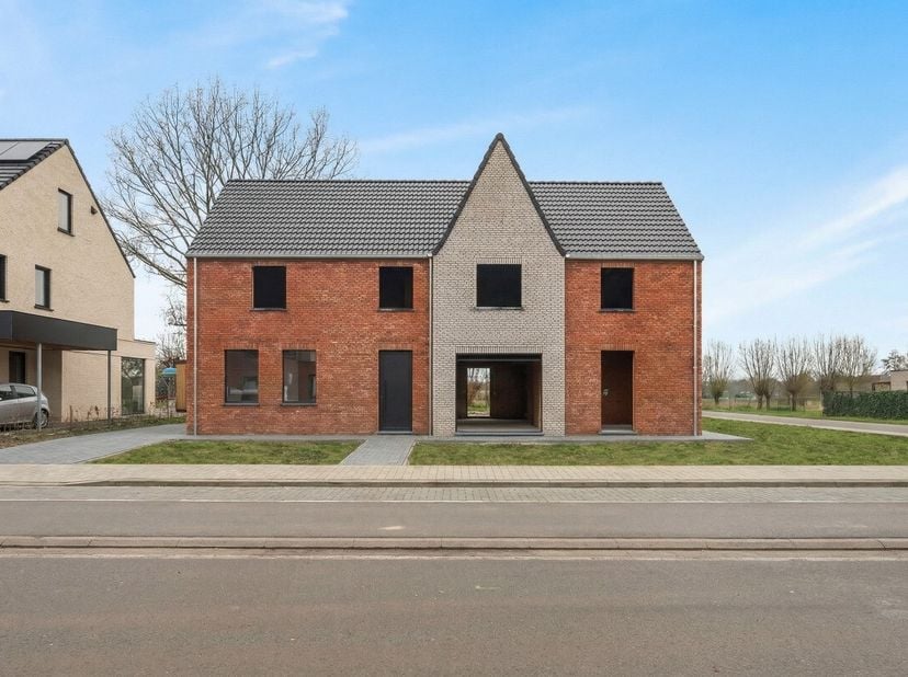 Welkom in Lievegem, een charmante gemeente vlakbij Eeklo, waar rust, natuur en een warme gemeenschapsfeer samenkomen. Hier geniet je van het beste van