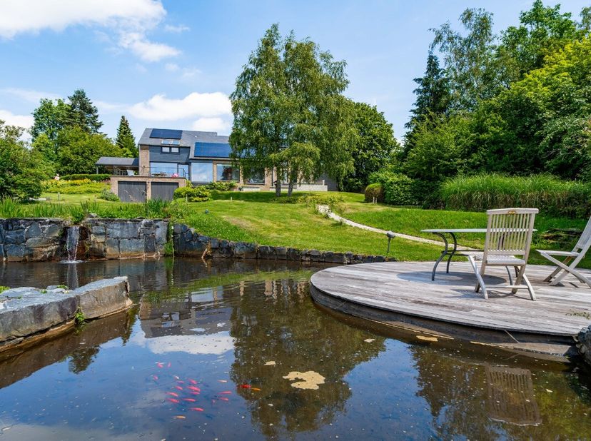 ERA B-LUX Vastgoed heeft het genoegen u deze uitzonderlijke eigendom voor te stellen, gelegen in een bevoorrechte en groene omgeving in Nassogne. Gele