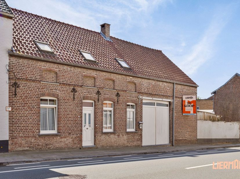 Gelegen in het landelijke Borsbeke, een charmante deelgemeente van Herzele, bevindt zich deze karaktervolle woning met hoevestijl allures.<br />
De wo