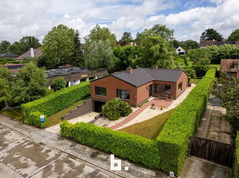 In een rustige doodlopende straat, op een gegeerde residentiële locatie in Marke, vindt u deze ruime gelijkvloerse villa op een perceel van 760 m². Da