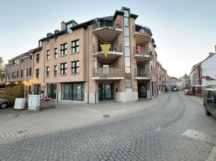 Dit appartement is gelegen op het eerste verdiep van residentie Speelhof in het centrum van Borgloon en wordt ingedeeld met 2 slaapkamers, woonkamer,