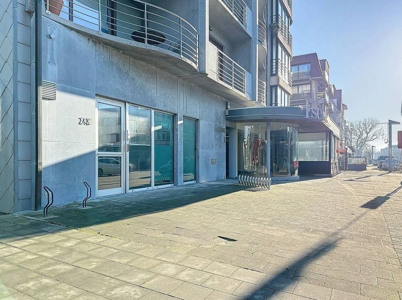 Rez-de-chaussée commercial bien entretenu situé au centre à vendre à Sint-Idesbald (Koksijde).<br />
<br />
La propriété dispose d'une surface commerc