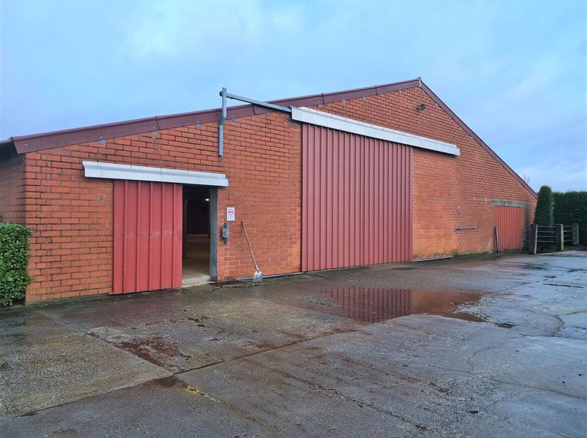 Hangar/espace de stockage bien entretenu de 768 m²<br />
Cet entrepôt/espace de stockage est situé dans une ferme et est donc facilement accessible pa