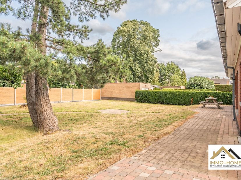 Deze mooie instapklare bungalow vinden we terug in een heel rustige omgeving net buiten het centrum van Wachtebeke. Breedte perceel 24m, zorgt voor mo