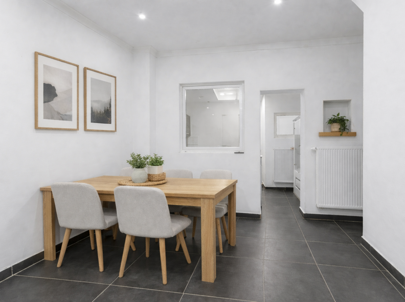 À VENDRE À GAND !<br />
Cette maison rénovée en 2022 est située dans le centre de Gand, à proximité des transports en commun, de plusieurs écoles et d