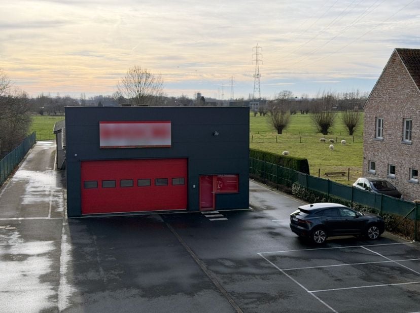 Veelzijdige commerciële eigendom te koop met loods, toonzaal en woonst te Drongen.<br />
<br />
Gelegen op slechts 4 minuten van de R4 en de E40 (Brus