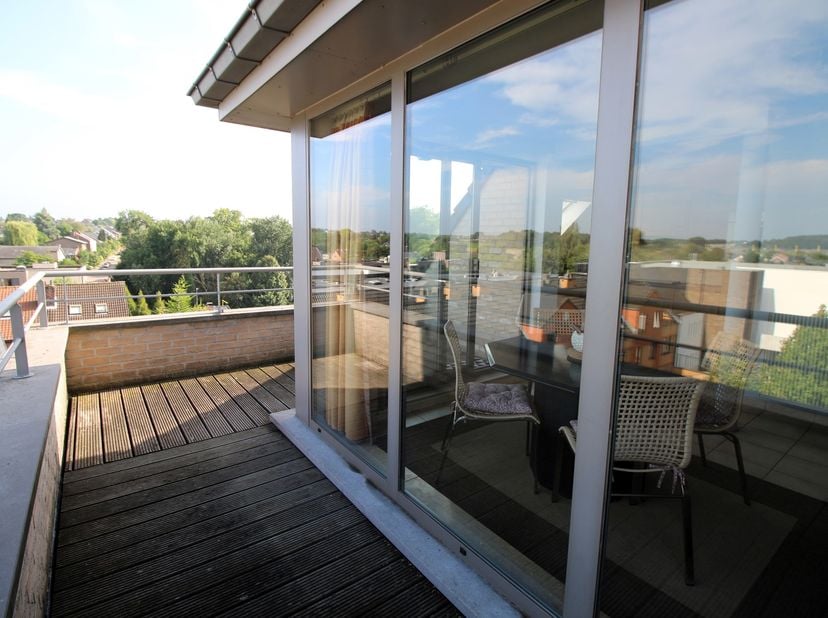 info via info@thebridge.be<br />
Volledig gemeubleerd &amp;amp; ruime appartement op de 4de en laatste verdieping met lift. Veel lichtaanval en in een uit