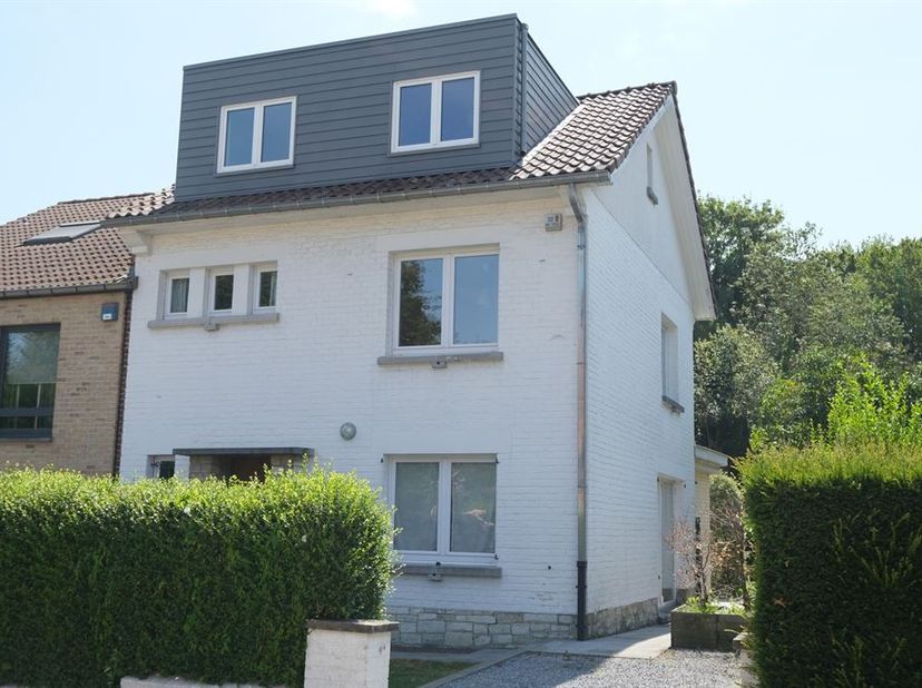 Wezembeek-Oppem, vlak bij Duitse School, Tram 39 en gemeenteschool La Fermette: 3-gevel huis met +-200m² en 5 slaapkamers, badkamer, douche kamer, woo