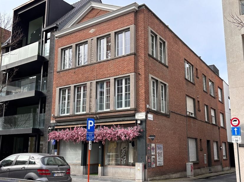 Wonen in het bruisende centrum van Kortrijk? Dit slim ingedeelde appartement van 46 m² bewijst dat compact wonen hand in hand gaat met comfort en stij
