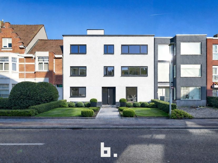 Dit ruim appartement bevindt zich op een centrale locatie te Assebroek op fietsafstand van Brugge centrum. De indeling is als volgt: Inkomhal, toilet,