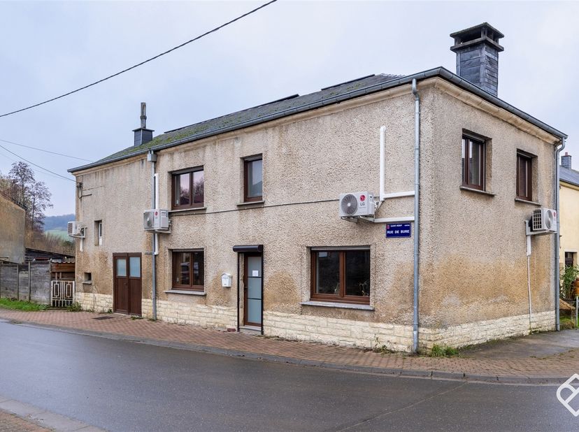 Julietimmo à le plaisir de vous présenter cette maison 3 façades située dans le charmant village de Saint-Rémy, commune de Virton. Elle offre un excel