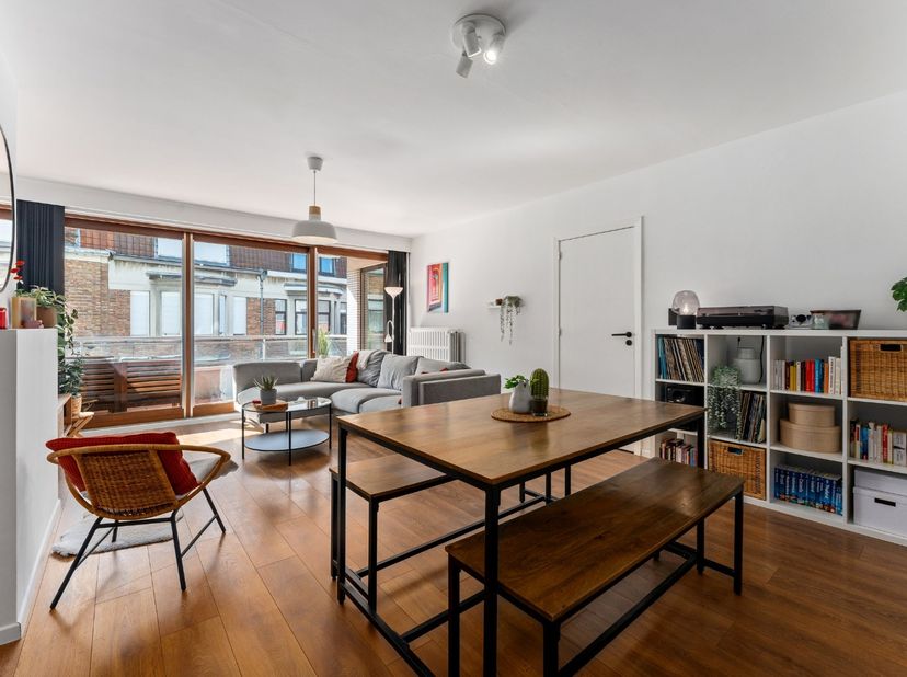 Achter de voordeur schuilt een verrassend lichtrijk appartement waar comfort en praktische wonen centraal staan. Dankzij de grote raampartij in de lee