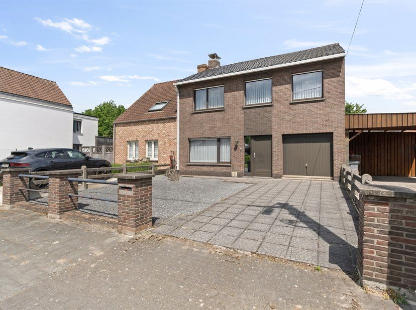 Gunstig gelegen, te renoveren woning met zeer stevige basis, voorzien van 3 slaapkamers <br />
Bent u op zoek naar een rustig gelegen woning maar toch
