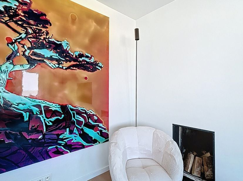 Aan de zeedijk wacht dit uitzonderlijk afgewerkte gemeubeld appartement, waar kwaliteit en ligging hand in hand gaan. Het interieur straalt elegantie