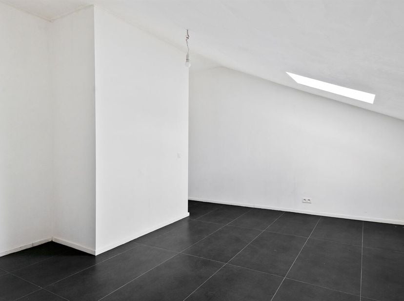 Omschrijving<br />
Vergunde opbrengsteigendom met 3 appartementen op toplocatie in Antwerpen<br />
Interessante investeringsopportuniteit: dit kleinsc