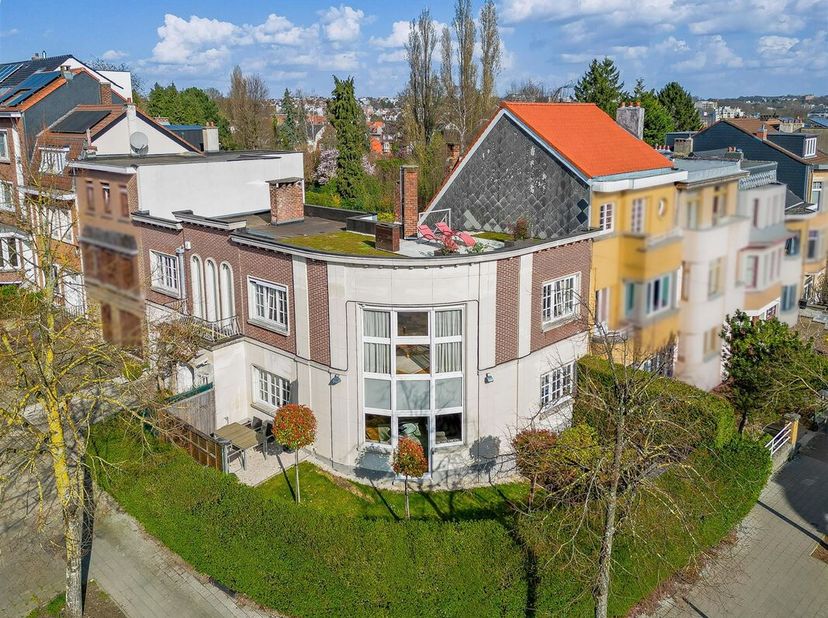 Property One, uw vastgoedpartner in Ukkel, biedt u dit beleggingspand aan dat ideaal gelegen is in de onmiddellijke nabijheid van het voormalige gemee