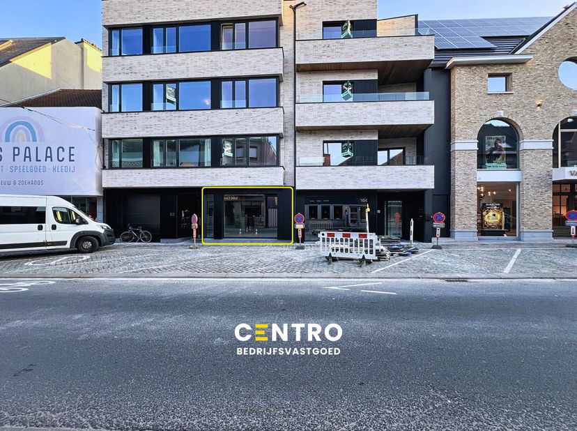Handelsgelijkvloers - kantoor - praktijkruimte. Nieuw EPC, na gedane werken, in opmaak !<br />
<br />
INDELING:<br />
Gelijkvloers (± 175,80 m²):&amp;nbsp