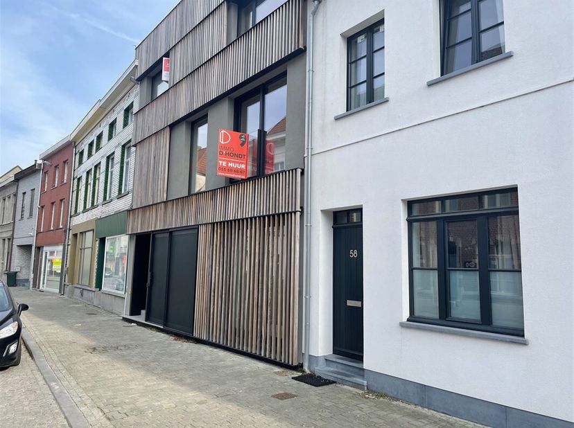 Dit trendy appartement situeert zich op een boogscheut van het centrum.<br />
Het appartement omvat een inkomhal met gastentoilet, een living met luxe