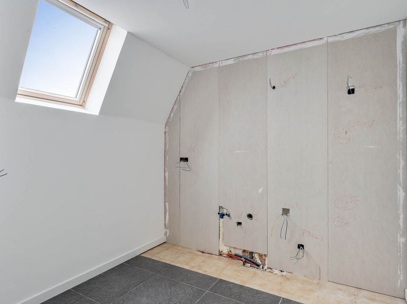 Dit gezellige appartement is gelegen in de Abdijstraat, vlakbij de Grote Markt van Sint-Truiden. Scholen, winkels en openbaar vervoer zijn allemaal be