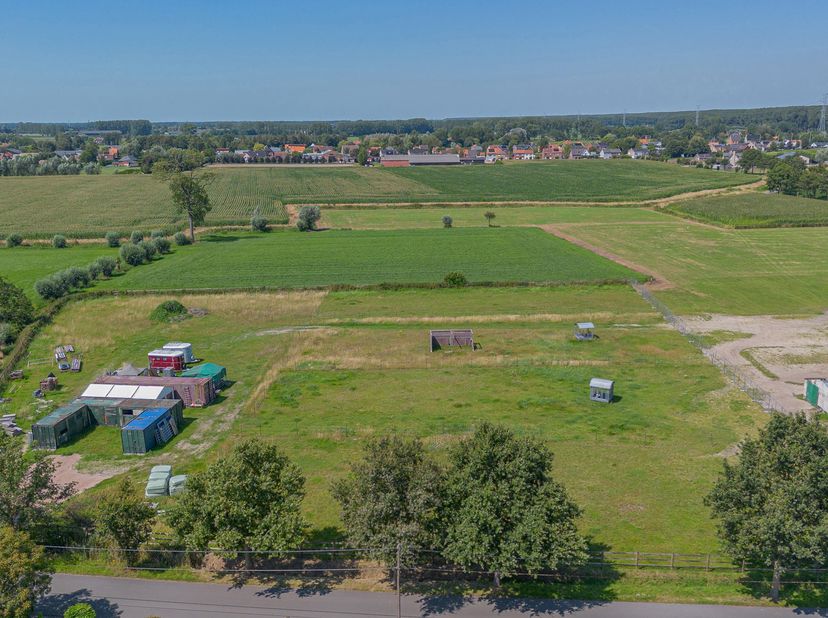 MALDEGEM - Bouwgrond met weide in groene omgeving<br />
Droomt u van een woning midden in het groen, met de mogelijkheid om paarden te houden? Dan is