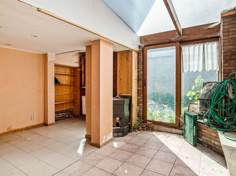 Bel-étage met stadstuin volledig te renoveren!<br />
Ligging: Dit renovatiepand is rustig maar centraal gelegen in een residentiële wijk nabij de Bred