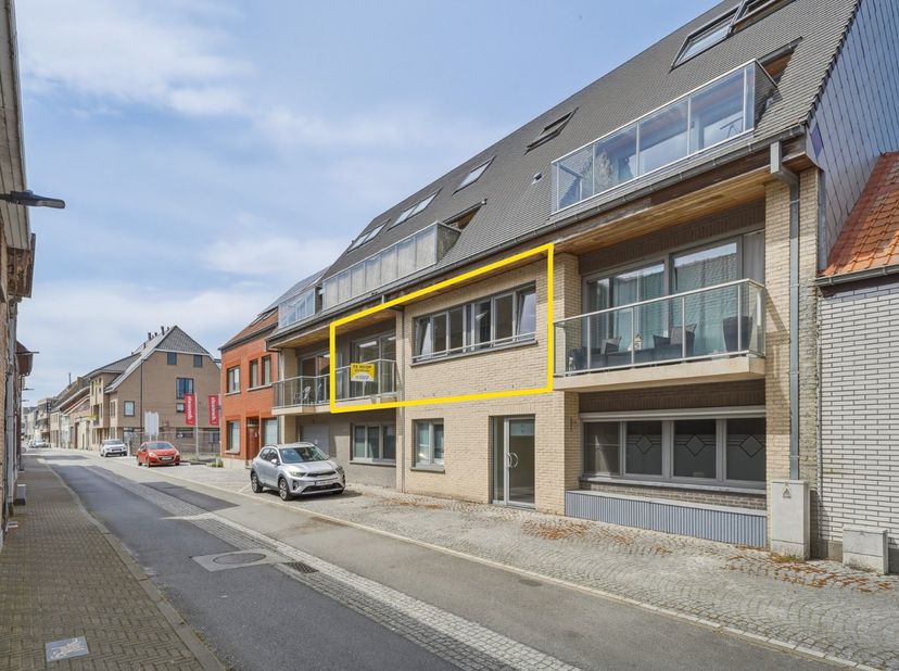 In het centrum van Oudenburg bevindt zich dit verzorgd appartement op de eerste verdieping van residentie Iris (Bj 2008). Het appartement beschikt ove