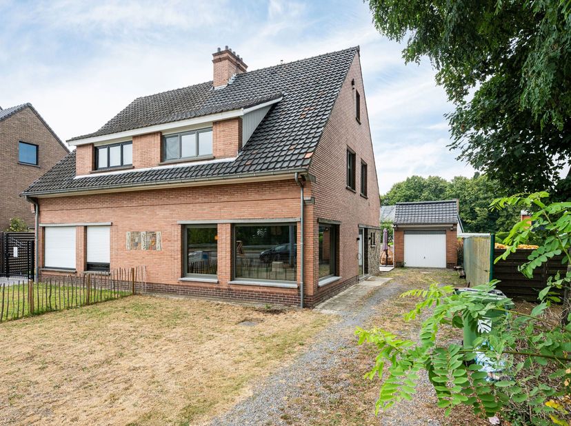 Deze instapklare, gerenoveerde woning (2021) is gelegen op een uitstekende locatie in Mariakerke, met een vlotte verbinding naar Gent, winkels, schole