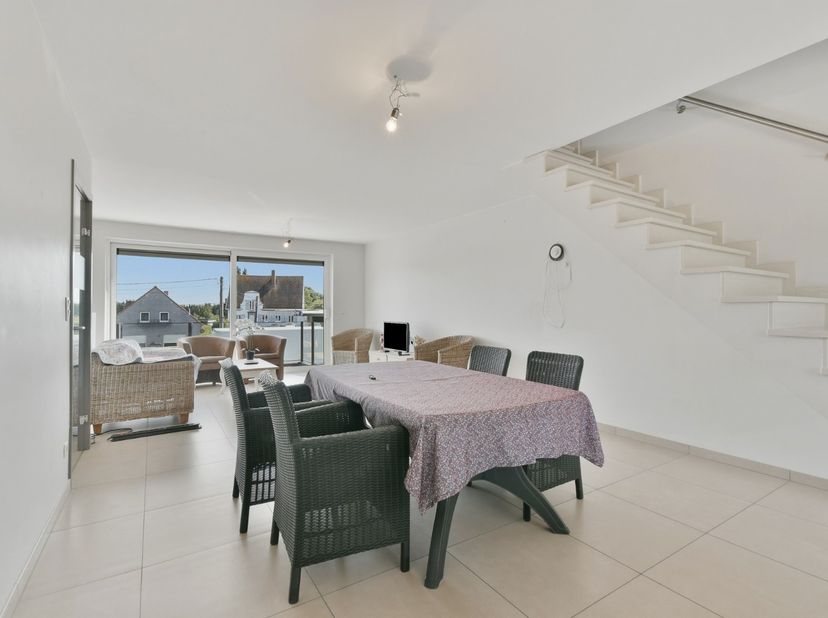 Dit ruime en lichtrijke duplexappartement in Eernegem biedt een comfortabele indeling en alle ruimte voor een gezin of wie graag royaal woont.<br />
<