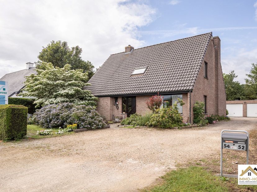 Deze villa in de Orchideestraat 52 en 54 in Oostakker dichtbij belangrijke oprit R4,  biedt een ruime en praktische woonindeling met een aangename lee