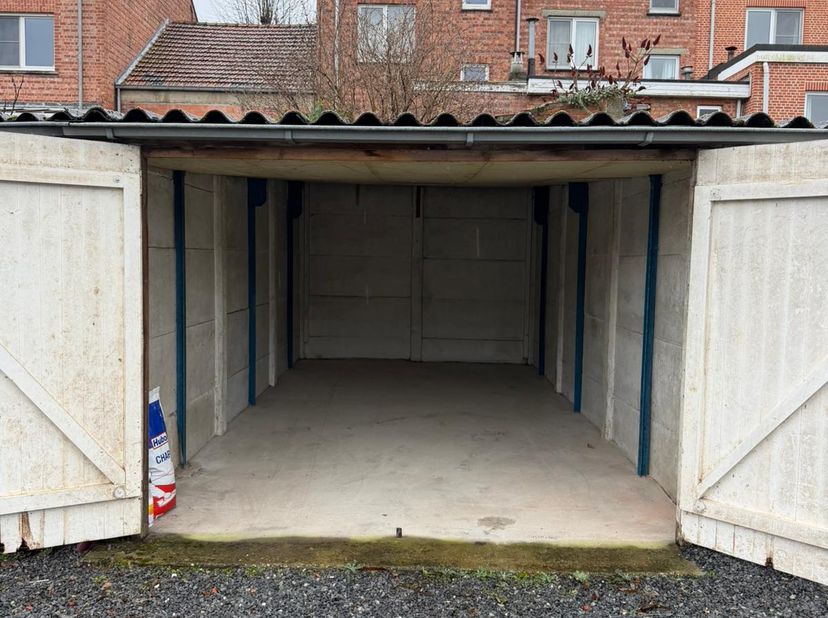 2 garages te huur<br />
Garage nummer 5 voor 80 euro per maand<br />
Garage nummer 4 voor 60 euro per maand (nog geen foto’s) <br />
<br />
Vlak bij G