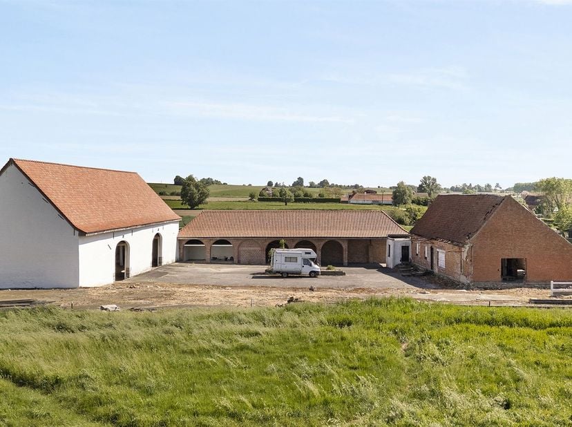 Authentieke vierkantshoeve op 8.064 m² in het rustige dorp Mourcourt, PRACHTIGE ZICHTEN RONDOM, omgeven door groen. <br />
Enorm veel potentieel: dez