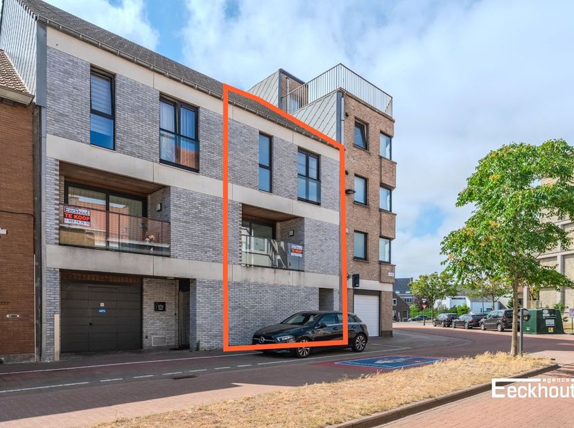 Dit ruime (122m²), instapklare triplexappartement met private ingang is gunstig gelegen, nabij winkels, invalswegen en op fietsafstand van het strand