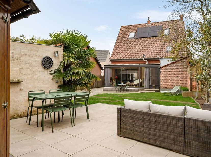 Deze woning bevindt zich aan de rand van het centrum, waardoor alle nodige voorzieningen, evenals de autostrade en het openbaar vervoer, vlot bereikba