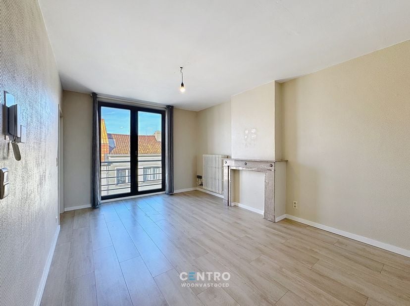 LICHTRIJK INSTAPKLAAR appartement op INTERESSANTE ligging te Blankenberge!<br />
<br />
INDELING:<br />
Derde verdieping:<br />
Inkomhal - RUIME licht