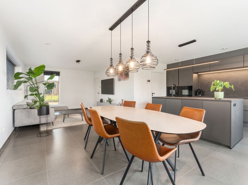 "OPENDEUR"  op zaterdag 05/09 van 10u- 11u30 . Plan snel uw bezoek in en contacteer Hyboma!<br />
<br />
Deze woning wordt verkocht met een vraagprijs