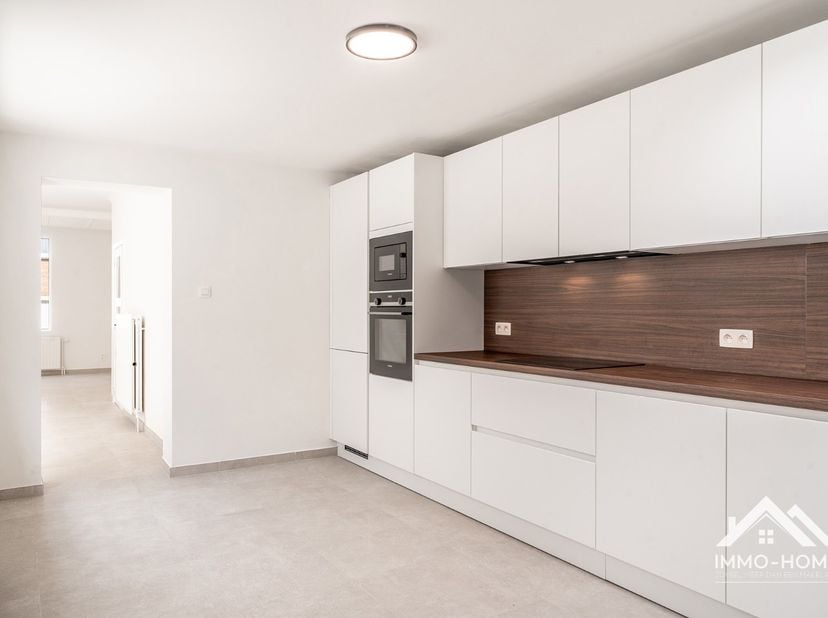 Deze volledig gerenoveerde woning, in 2026, abestveilig en conforme elektriciteit tot 2051, ontvangt je in een ruime inkomhal, met ruimte voor een ves