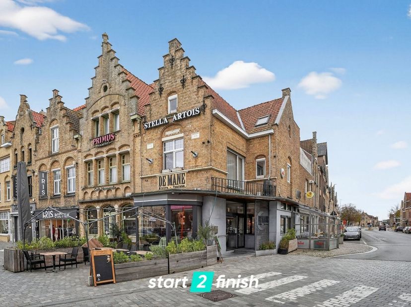 In het hart van Diksmuide, pal aan de Grote Markt, bevindt zich deze uitstekend draaiende en gekende brasserie–tearoom.<br />
Dankzij de topligging, d