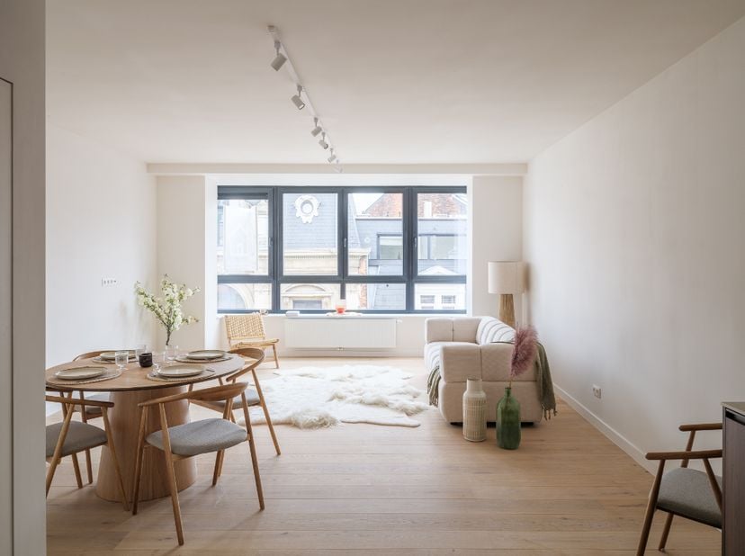 Centrum Gent – Luxueus en lichtrijk 2-slaapkamerappartement met EPC A-score<br />
<br />
Dit volledig gerenoveerde appartement van ca. 100 m² bevindt