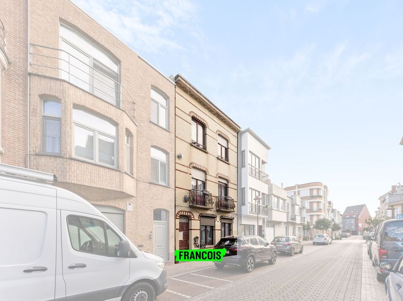 Deze charmante woning met een bewoonbare oppervlakte van 263 m² is gelegen in een rustige straat nabij het centrum, op wandelafstand van winkels, scho